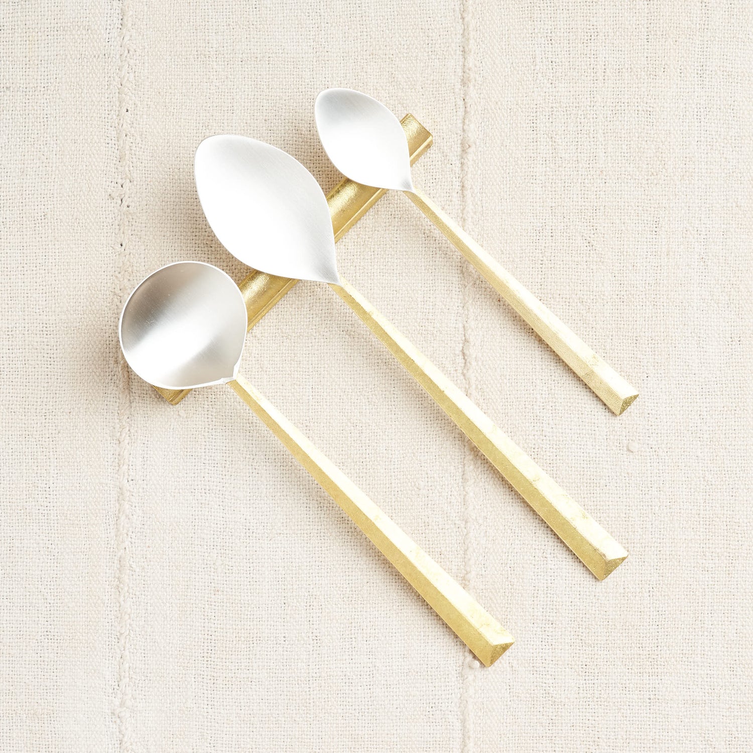https://housework.store/cdn/shop/products/futagami-brass-ihada-silver-spoon-set-1.jpg?v=1616614118&width=1500