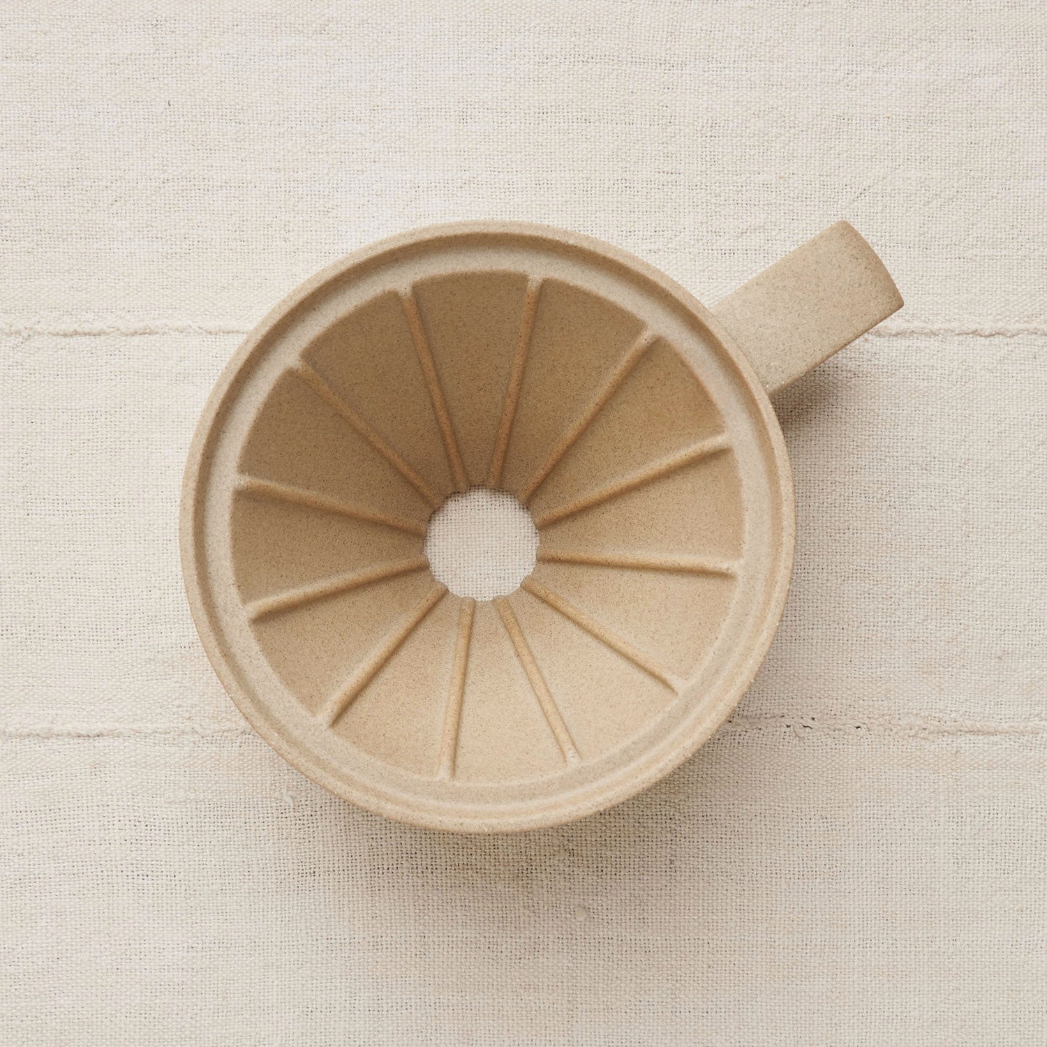 https://housework.store/cdn/shop/products/hasami-porcelain-modern-minimalist-teapot-coffee-dripper-7.jpg?v=1587184470&width=1500
